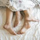הקשר בין שינה והזוגיות שלכם